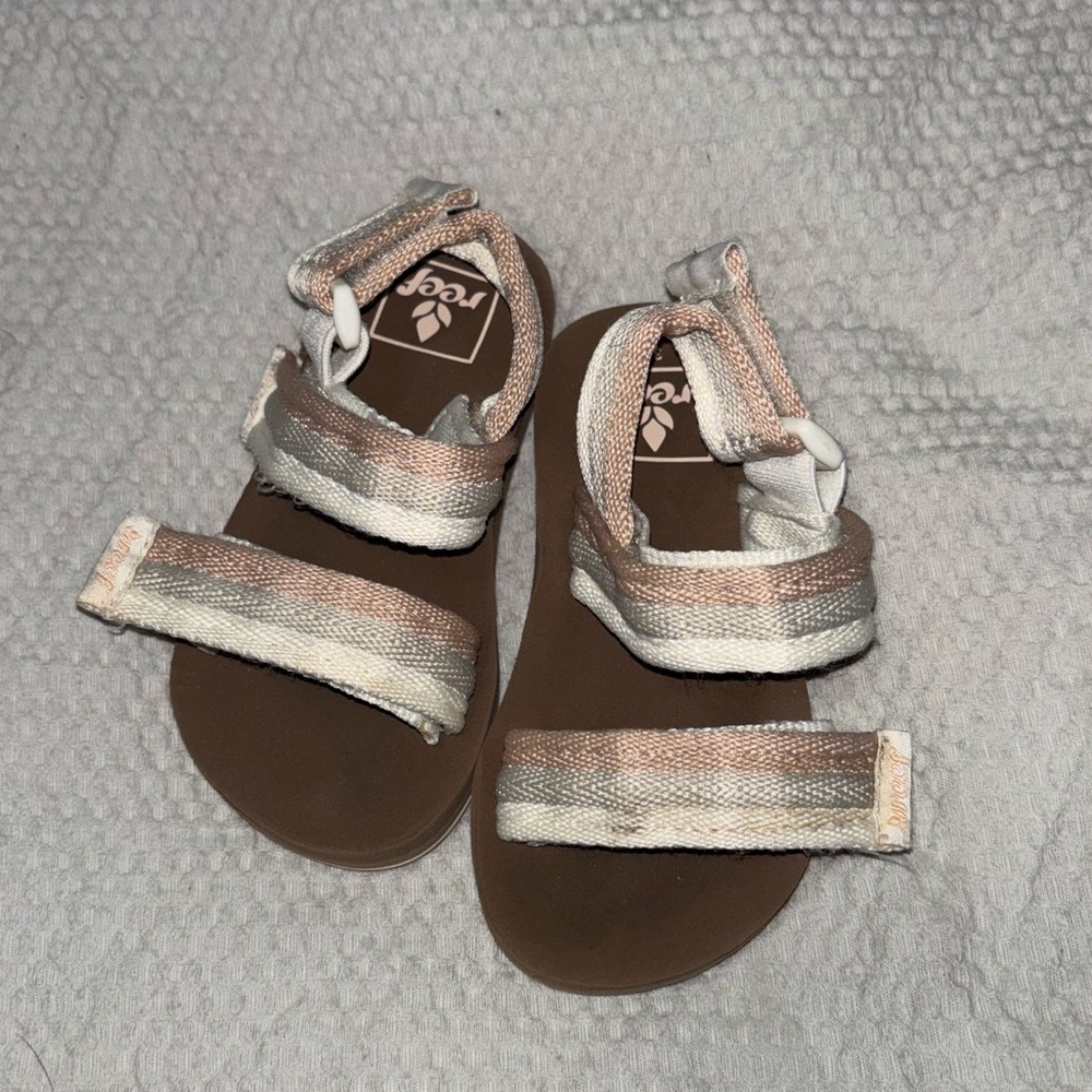Reef Kids Strappy Platform Style Grey and Pink Sandals, Size 3/4